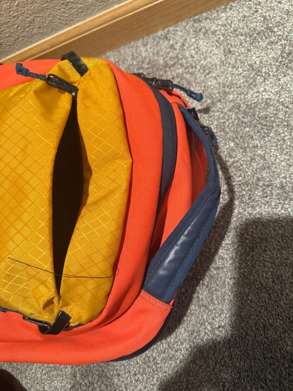 Eagle Creek Wayfinder 30L Backpack Laptop Hiking Travel Orange Yellow Blue - Picture 4 of 15